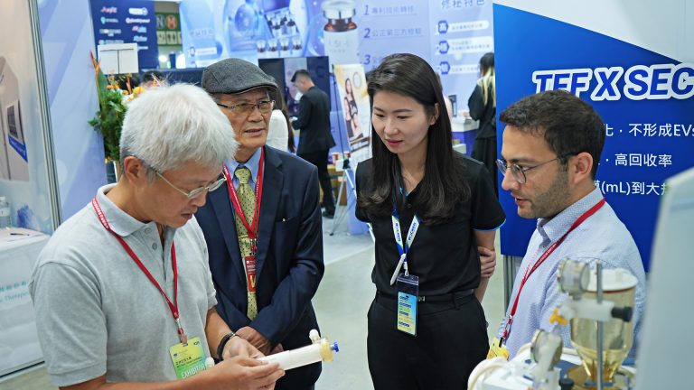 生技展現場說明ROCKER與HBM合作的切向流過濾系統-768x432.jpg